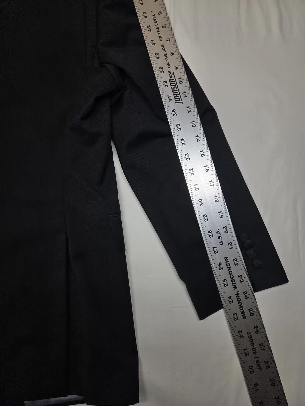 Vera Wang Black 2-Piece Tuxedo 44R/38W Grosgrain Notch Lapel  100% Wool